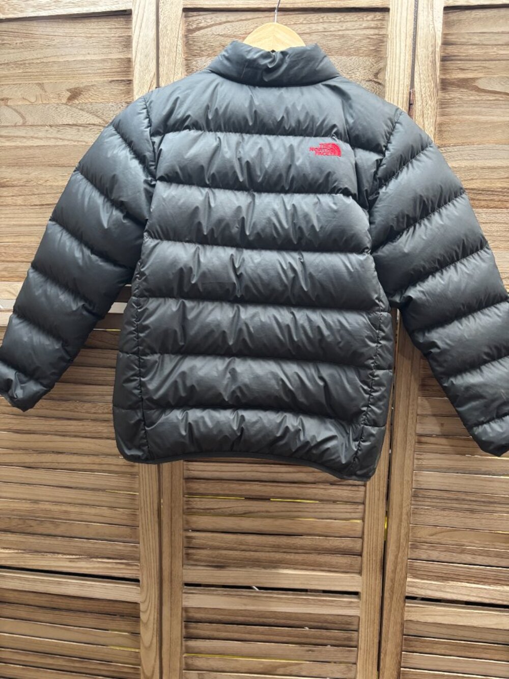 The North Face Youth 550 Down Puffer Jacket – Charcoal Gray & Red - Picture 7 of 8